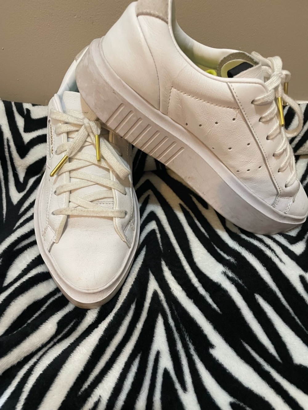 Adidas Sleek White Leather Sneakers with Gold Metal Lace Tips - Picture 2 of 9